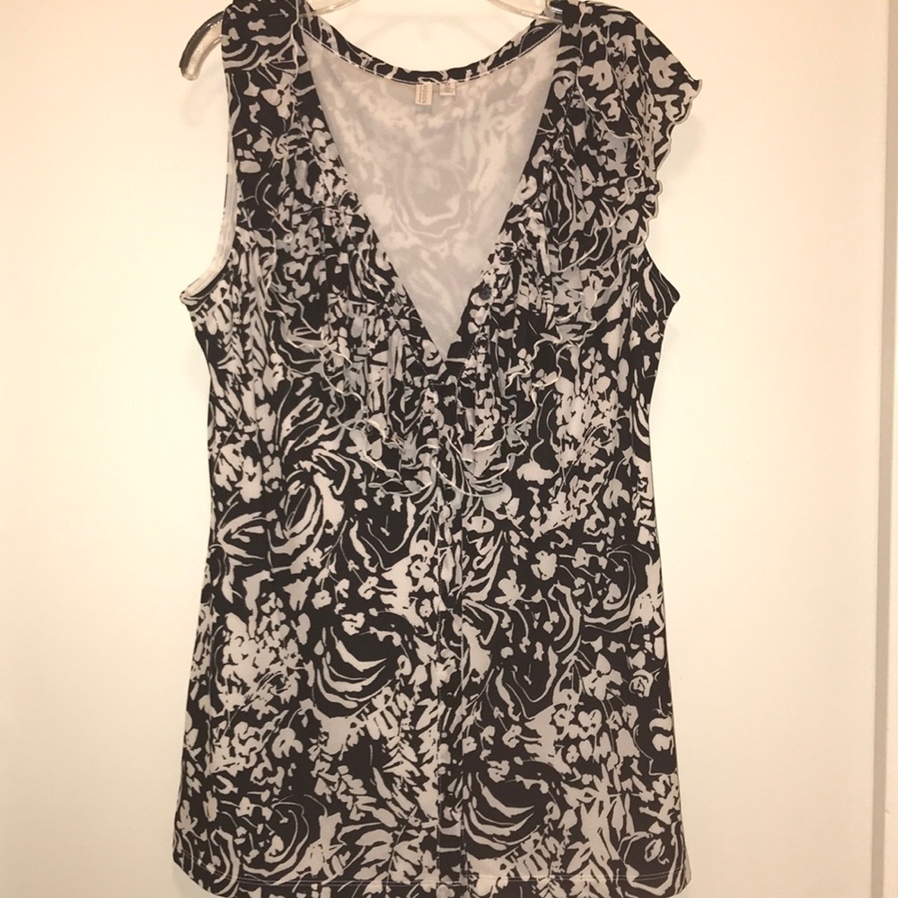 ⬇️Cute black and white tank ruffled collar blouse
